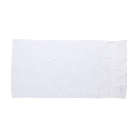Cette serviette durable de la marque Wooosh est composée à 50% de coton recyclé et à 50% de coton. La serviette a une boucle pratique et une bande tissée et est magnifiquement finie avec une bordure en coton. La douceur du tissu éponge tissé serré donne une sensation de luxe et de confort après une douche revigorante ou un bain chaud. Les fibres des 400 grammes de coton éponge absorbent très bien l'humidité et sont agréables sur la peau pendant le séchage. Ce textile de salle de bain a un look intemporel et s'intègre dans tous les intérieurs. Ce produit est certifié GRS et fabriqué avec une attention particulière portée aux personnes et à l'environnement.