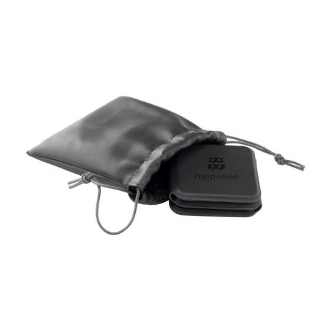 Faltbares 3-in-1-Schnellladegerät aus recyceltem PU. Das ideale drahtlose Ladegerät zum schnellen und gleichzeitigen Aufladen von Smartphone, Ohrhörern und Smartwatch. Faltbar und kompakt. Ausgestattet mit einem magnetischem Apple Watch-Bereich zum kabellosen Laden mit 2,5 W – nur kompatibel mit Apple Watches. TWS-Ohrhörer haben eine kabellose Leistung von 3 W. Eingang: Typ-C 9 V/3 A. Drahtloser Ausgang: 15 W. Überall einsetzbar und ideal für unterwegs. Inklusive Schutzhülle aus recyceltem PU mit Kordelzug. Inklusive eines schwarzen rTPE-Ladekabels mit Typ-C-Anschluss, A/C-Verbinder und Gebrauchsanweisung. RCS-zertifiziert. Gesamtes recyceltes Material: 44%. Wird einzeln in einem Kraftkarton geliefert.