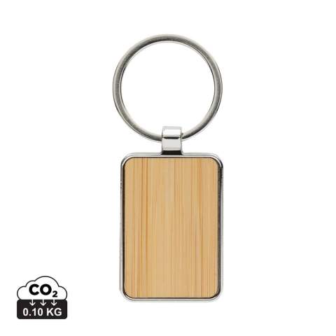 Ronde sleutelhanger gemaakt van RCS-gerecycled zinc alloy en bamboe. Totaal gerecycled materiaal: 76 % op basis van het totale gewicht van het item. RCS-certificering zorgt voor een volledig gecertificeerde toeleveringsketen van de gerecyclede materialen. Verpakt in papieren zak.