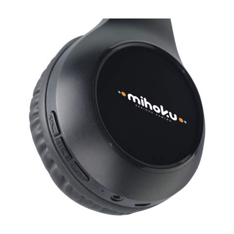 Kabelloser ECO-Bluetooth-Kopfhörer, hergestellt aus recyceltem ABS. Der Kopfbügel ist verstellbar, weich und bequem. Der Kopfhörer ist faltbar und lässt sich daher leicht transportieren und aufbewahren. Übertragen Sie Musik über Bluetooth (Version 5.0) und genießen Sie perfekten Stereoklang. Mit eingebautem Li-Ion-Polymer-Akku (200 mAh), der eine Spielzeit von 7 Stunden ermöglicht (bei 70% Lautstärke). Inklusive Mikro-USB-Ladekabel und Bedienungsanleitung. Wird einzeln in einem Kraftkarton geliefert.