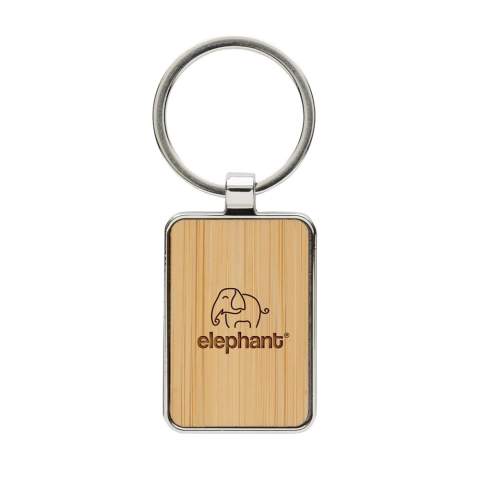 Ronde sleutelhanger gemaakt van RCS-gerecycled zinc alloy en bamboe. Totaal gerecycled materiaal: 76 % op basis van het totale gewicht van het item. RCS-certificering zorgt voor een volledig gecertificeerde toeleveringsketen van de gerecyclede materialen. Verpakt in papieren zak.
