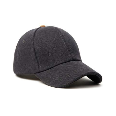 Versterk je casual look met onze zachte canvas pet, met een ingetogen en eenvoudig ontwerp dat geschikt is voor iedereen. Deze 6-panel cap heeft een gebogen klep en een comfortabele klittenbandsluiting met PU-bedekking aan de achterkant. De pet is gemaakt van gerecyclede materialen met AWARE™. Met AWARE™ worden het gebruik van echte gerecyclede stoffen en claims over watervermindering gegarandeerd door gebruik te maken van de unieke fysieke tracer en blockchain-technologie. Met een maximumomtrek van 63 cm biedt deze eenvoudige en comfortabele pet de perfecte pasvorm voor elke hoofdomtrek.