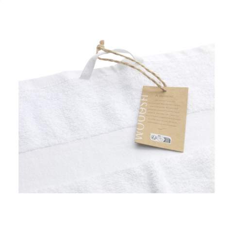 Deze duurzame badhanddoek van het merk Wooosh is gemaakt van 50% gerecycled katoen en 50% katoen. De badhanddoek heeft een handige lus, een ingeweven band en is rondom mooi afgewerkt met een katoenen bies. De zachtheid van het dicht geweven badstof geeft je een gevoel van luxe en comfort na een verkwikkende douche of een warm bad. De vezels van het 400 grams badstof katoen zijn sterk vochtabsorberend en voelen prettig aan op je huid tijdens het afdrogen. Zo kun je extra genieten van dit moment voor jezelf. Dit badtextiel heeft een tijdloze uitstraling en past in elk interieur. Dit product is GRS-gecertificeerd en geproduceerd met aandacht voor mens en milieu.
