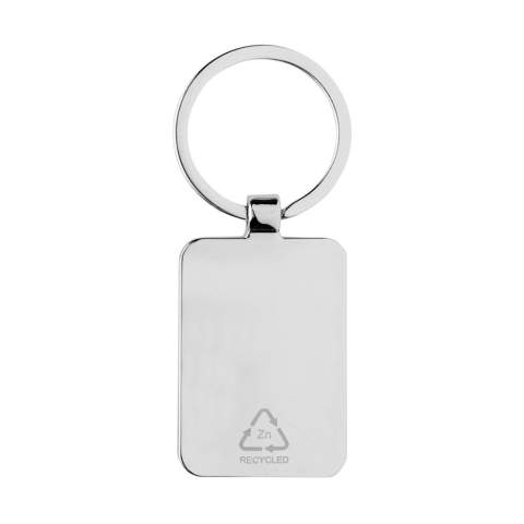 Ronde sleutelhanger gemaakt van RCS-gerecycled zinc alloy en bamboe. Totaal gerecycled materiaal: 76 % op basis van het totale gewicht van het item. RCS-certificering zorgt voor een volledig gecertificeerde toeleveringsketen van de gerecyclede materialen. Verpakt in papieren zak.