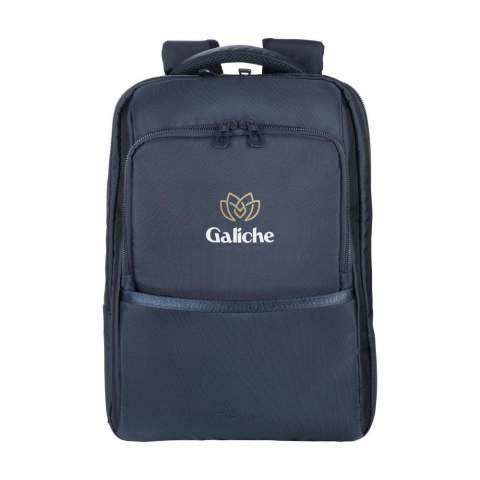 Laptop-Rucksack der italienischen Marke Tucano. Der moderne, kompakte Rucksack ist aus recyceltem Kunststoff hergestellt, darunter 20 recycelte PET-Flaschen. Das geräumige Fach ist mit einem Netzfach mit Reißverschluss ausgestattet und verfügt über ein stoßfestes Fach für Laptops bis zu 15,6 Zoll oder MacBook Pro 16 Zoll. Die Reißverschlussfächer an der Vorderseite, eines davon mit zwei Einsteckfächern, eignen sich zur Aufbewahrung von Accessoires, die Sie schnell zur Hand haben möchten. Auf der Rückseite befindet sich ein verstecktes Reißverschlussfach für den sicheren Transport von persönlichen Gegenständen und Reisedokumenten. Komplett gefüttert. Die verstellbaren, gepolsterten Schultergurte und die ergonomisch geformte Rückseite sind mit atmungsaktivem Mesh ausgestattet und sorgen für zusätzlichen Tragekomfort. Mit praktischem Trolley-Gurt und auffälligen, hochwertigen Reißverschlüssen. Fassungsvermögen ca. 17 Liter.