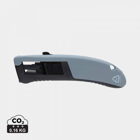 RCS certified recycled plastic auto retract knife made with RCS (Recycled Claim Standard) certified recycled ABS, PC and stainless steel SK4 blade. Total recycled content: 93% based on total item weight. RCS certification ensures a completely certified supply chain of the recycled materials.  Easy to use both with left or right hand. Will auto-retract after use for extra safety. Packed in FSC® mix kraft package.