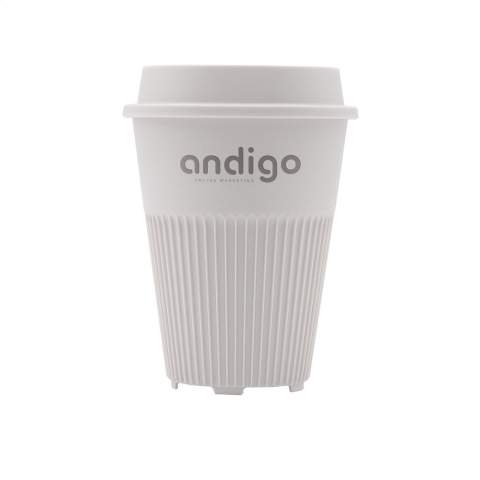 Herbruikbare koffie-to-go beker met deksel van het merk Circular&Co. Gemaakt van 100% recyclebaar, stevig PP. Deze stapelbare beker oogt niet alleen aantrekkelijk, het design legt ook de focus op functionaliteit. De ribbels verspreiden de warmte van de drank en zorgen voor een comfortabele grip. Daarnaast heeft de beker een quick-dry onderzijde. Het deksel met drinkopening voorkomt morsen. Past in de standaard drinkhouder van auto's, dus perfect voor onderweg, maar ook als beker bij de koffiemachine. Hét perfecte alternatief voor de wegwerpkoffiebeker. Deze beker gaat meer dan 500 wasbeurten mee en is tot 6 keer recyclebaar. Na slechts 2 keer gebruiken is de CO2-uitstoot van de koffie-to-go beker gecompenseerd ten opzichte van een alternatief voor eenmalig gebruik. Door over te stappen op een herbruikbare beker komen er miljarden bekers minder bij het afval terecht. Deze fraaie beker is Food Safe, BPA-vrij en Melaminevrij. Vaatwasserbestendig, alleen voor het bovenrek van de vaatwasser. Inhoud 227 ml.