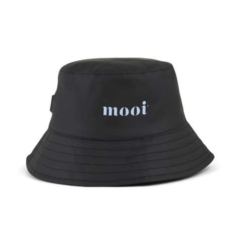 Bob élégant au design épuré, accessoire polyvalent qui s'adapte à tous les styles, ce chapeau offre non seulement une protection contre les pluies légères occasionnelles, mais assure également un port confortable. Avec une circonférence de 58 cm, il est conçu pour s'adapter à toutes les tailles. Le Bob est fabriqué à partir de PET recyclé avec le traceur AWARE™, validant l'utilisation authentique de matériaux recyclés. 2 % des recettes de chaque produit vendu seront reversés à Water.org.