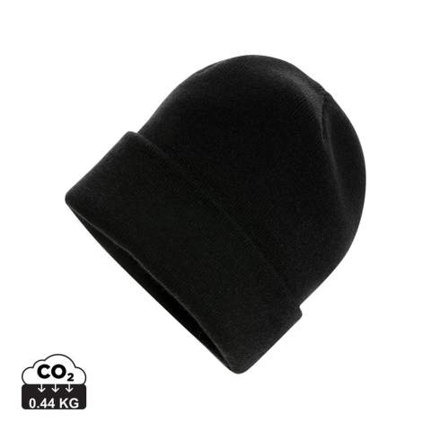 Eine klassische Beanie für einen stylischen Look, der Sie an kalten Tagen warm hält. Polylana® wird aus einer Mischung aus neuen und recycelten Materialien hergestellt, um eine innovative Faser mit ähnlichen Eigenschaften wie Acryl- oder Wollfasern zu schaffen. Polylana® ist eine umweltfreundliche Alternative zu 100% Acrylfaser, die weniger Energie und Wasser verbraucht. Mit AWARE™ Tracer, der die tatsächliche Verwendung von recycelten Materialien validiert. 2% des Erlöses jedes verkauften Impact-Produkts werden an Water.org gespendet. Zusammensetzung: 30% recyceltes Polyester, 30% Polyester, 40s% Acryl. One size fits all.