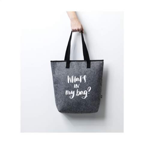 WoW! Large, RPET felt cooler bag. With insulating, aluminium interior. This shopping bag has a handy velcro closure and carrying straps. Ideal for transporting frozen products. GRS-certified. Total recycled material: 75%. Capacity approx. 15 litres.
