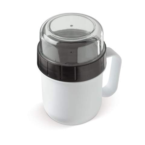 Ideale beker met twee compartimenten. De grote drinkbeker voor uw yoghurt of soep en het kleine compartiment voor de muesli, fruit of croutons. Zo blijft alles heerlijk vers en knapperig.