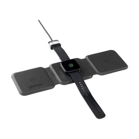 Faltbares 3-in-1-Schnellladegerät aus recyceltem PU. Das ideale drahtlose Ladegerät zum schnellen und gleichzeitigen Aufladen von Smartphone, Ohrhörern und Smartwatch. Faltbar und kompakt. Ausgestattet mit einem magnetischem Apple Watch-Bereich zum kabellosen Laden mit 2,5 W – nur kompatibel mit Apple Watches. TWS-Ohrhörer haben eine kabellose Leistung von 3 W. Eingang: Typ-C 9 V/3 A. Drahtloser Ausgang: 15 W. Überall einsetzbar und ideal für unterwegs. Inklusive Schutzhülle aus recyceltem PU mit Kordelzug. Inklusive eines schwarzen rTPE-Ladekabels mit Typ-C-Anschluss, A/C-Verbinder und Gebrauchsanweisung. RCS-zertifiziert. Gesamtes recyceltes Material: 44%. Wird einzeln in einem Kraftkarton geliefert.