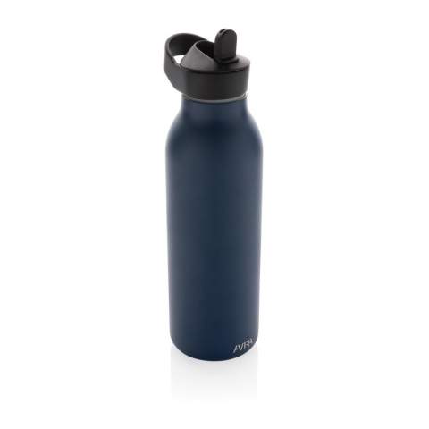 De Ara RCS Gerecyclede roestvrijstalen vacuümfles is ontworpen met een innovatief Fliptop-deksel en een rietje, waardoor het perfect is voor sport of onderweg. De dubbelwandige constructie, gemaakt van gerecycled roestvrij staal, houdt je water tot wel 20 uur gekoeld. Deze fles past in de meeste standaard auto bekerhouders, zodat je hem overal mee naartoe kunt nemen. Hij is gemaakt met RCS (Recycled Claim Standard) gecertificeerde gerecyclede materialen, wat zorgt voor een volledig gecertificeerde toeleveringsketen van gerecyclede materialen. Met een totaal gerecyclede inhoud van 96% op basis van het totale gewicht van het artikel is deze fles milieuvriendelijk en vrij van BPA. Met een capaciteit van 500 ml en inclusief FSC®-gecertificeerde kraftverpakking, kun je zelfs de doos hergebruiken als telefoonhouder, pennenhouder of bloempot!<br /><br />HoursCold: 15