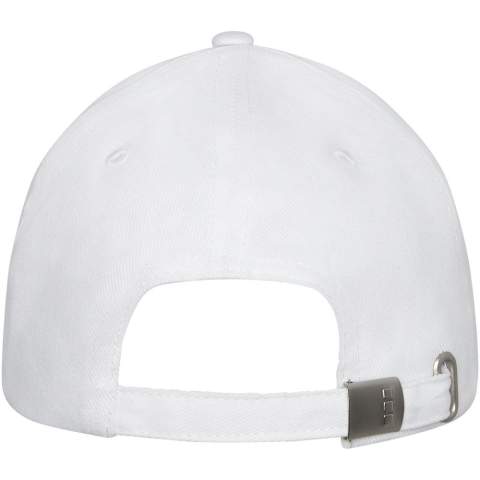 La casquette Davis à 6 panneaux est dotée d'une visière pré-courbée, alliant une esthétique classique à une protection solaire essentielle. Les œillets brodés de la casquette offrent une ventilation optimale, vous permettant de rester frais et serein lors de vos activités de plein air. Conçue pour s'adapter confortablement à un tour de tête de 58 cm, la fermeture à boucle métallique permet des ajustements faciles et sûrs. Fabriquée en sergé de coton brossé épais de 260 g/m².