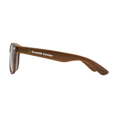 Klassiek model zonnebril in houtlook. Biedt UV 400 bescherming (volgens Europese normen).