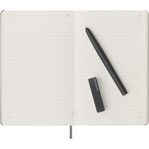De Smart schrijfset 2.0 bevat het bestseller klassieke Moleskine notitieboek (groot gelijnd), een Smart pen, een magnetische oplader en een navulling. Moleskine erkent dat we in ons dagelijks leven instinctief een combinatie van analoge en digitale tools gebruiken. De schrijfset biedt het plezier van handschrift op papier met de voordelen van digitaal, of je je nu richt op het maken van aantekeningen, schetsen of plannen. Het wordt geleverd met de gebruiksvriendelijke Moleskine Notes App waarmee je altijd en overal gemakkelijk uw notities kunt bewerken, organiseren en delen. De moderne en elegant gevormde pen wordt geleverd met een exclusief ontworpen magnetische oplader, een batterij die 24 uur meegaat en een comfortabele grip om langer te kunnen schrijven. Met onzichtbare N-codes in elke pagina kan de Smart pen de exacte locatie in het notitieblok identificeren en een identieke digitale versie van jouw notities op het scherm creëren, klaar om te bewerken, uit te breiden en digitaal te delen.