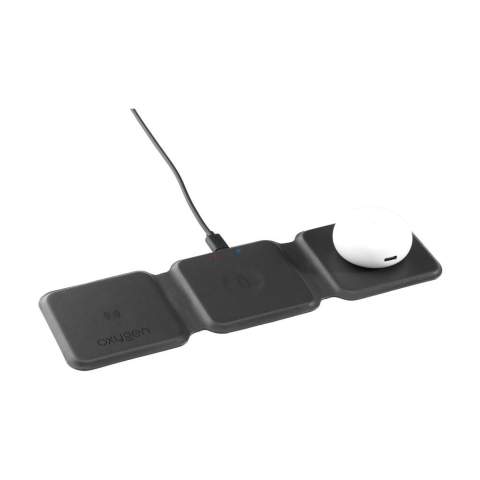 Faltbares 3-in-1-Schnellladegerät aus recyceltem PU. Das ideale drahtlose Ladegerät zum schnellen und gleichzeitigen Aufladen von Smartphone, Ohrhörern und Smartwatch. Faltbar und kompakt. Ausgestattet mit einem magnetischem Apple Watch-Bereich zum kabellosen Laden mit 2,5 W – nur kompatibel mit Apple Watches. TWS-Ohrhörer haben eine kabellose Leistung von 3 W. Eingang: Typ-C 9 V/3 A. Drahtloser Ausgang: 15 W. Überall einsetzbar und ideal für unterwegs. Inklusive Schutzhülle aus recyceltem PU mit Kordelzug. Inklusive eines schwarzen rTPE-Ladekabels mit Typ-C-Anschluss, A/C-Verbinder und Gebrauchsanweisung. RCS-zertifiziert. Gesamtes recyceltes Material: 44%. Wird einzeln in einem Kraftkarton geliefert.