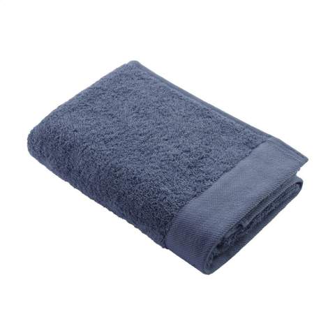 Serviette élégante de la marque Walra. Fabriquée à partir de 70% coton recyclé et de 30% de coton (550 g/m²). Cette serviette a une structure fine, un bord élégant et une boucle de suspension pratique. Merveilleusement douce et absorbante. Ce produit est certifié Oeko-tex. Le processus de fabrication de ces textiles de salle de bain permet d'économiser l'eau et de réduire les émissions de CO2 tout comme l'énergie grâce à la réutilisation des matériaux. Ceci est confirmé par le label de qualité indépendant REMO.
