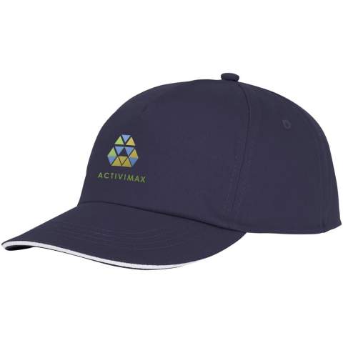 La casquette Styx 5 panel sandwich a une visière pré-courbée avec un design sandwich, alliant mode et fonctionnalité. Fabriquée en sergé de coton 175 g/m², elle offre à la fois une grande durabilité et un toucher doux et respirant. Les œillets brodés assurent une meilleure ventilation, vous permettant de rester au frais pendant vos activités. Avec un tour de tête de 58 cm, il s'adapte confortablement aux différentes tailles de tête. La fermeture auto-agrippante en tissu permet des ajustements faciles et sûrs.