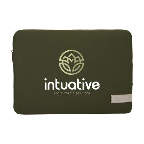 Sturdy 15.6-inch laptop sleeve from Case Logic. This thin, polyester cover is made from high-quality memory foam (6mm thick) and offers first-class protection. The soft, plush inner lining protects the laptop from scratches. The cover has a handy, asymmetrical opening with zip.