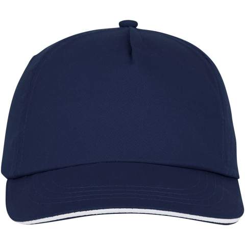La casquette Styx 5 panel sandwich a une visière pré-courbée avec un design sandwich, alliant mode et fonctionnalité. Fabriquée en sergé de coton 175 g/m², elle offre à la fois une grande durabilité et un toucher doux et respirant. Les œillets brodés assurent une meilleure ventilation, vous permettant de rester au frais pendant vos activités. Avec un tour de tête de 58 cm, il s'adapte confortablement aux différentes tailles de tête. La fermeture auto-agrippante en tissu permet des ajustements faciles et sûrs.