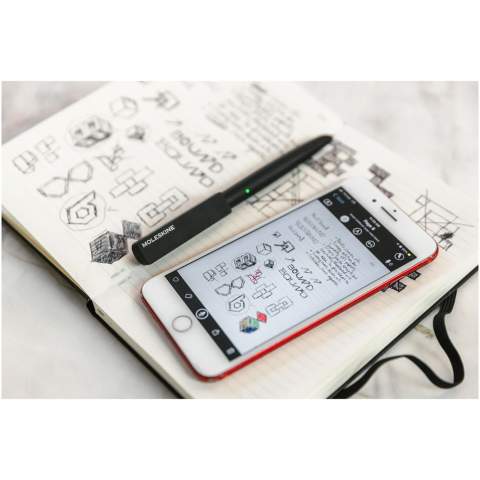 De Smart schrijfset 2.0 bevat het bestseller klassieke Moleskine notitieboek (groot gelijnd), een Smart pen, een magnetische oplader en een navulling. Moleskine erkent dat we in ons dagelijks leven instinctief een combinatie van analoge en digitale tools gebruiken. De schrijfset biedt het plezier van handschrift op papier met de voordelen van digitaal, of je je nu richt op het maken van aantekeningen, schetsen of plannen. Het wordt geleverd met de gebruiksvriendelijke Moleskine Notes App waarmee je altijd en overal gemakkelijk uw notities kunt bewerken, organiseren en delen. De moderne en elegant gevormde pen wordt geleverd met een exclusief ontworpen magnetische oplader, een batterij die 24 uur meegaat en een comfortabele grip om langer te kunnen schrijven. Met onzichtbare N-codes in elke pagina kan de Smart pen de exacte locatie in het notitieblok identificeren en een identieke digitale versie van jouw notities op het scherm creëren, klaar om te bewerken, uit te breiden en digitaal te delen.