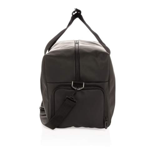 Deze weekendtas van glad PU is zowel geschikt voor dagelijkse uitstapjes naar de sportschool als voor een weekendje weg. Het heeft een boxy minimalistisch ontwerp en heeft een extern voorvak, een binnenvak en een groot hoofdvak. Aan de zijkant heeft de tas een handig schoenenvak. Deze tas kan over de schouder of kruislings gedragen worden met de verstelbare draagriem of met de hand gedragen worden met de stevige handvatten. Buitenkant 100% PU. Binnenkant 100% 210D polyester. PVC-vrij.<br /><br />PVC free: true