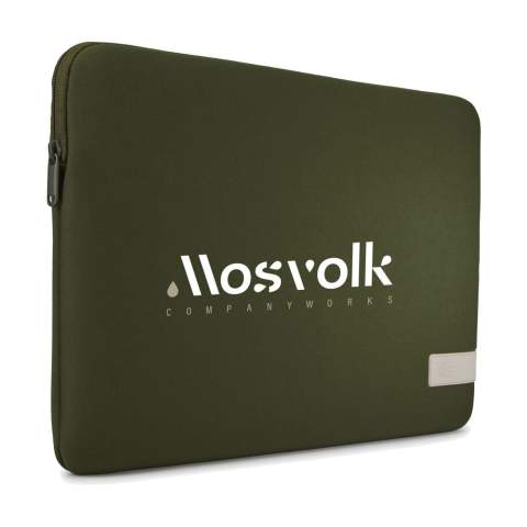 Sturdy 15.6-inch laptop sleeve from Case Logic. This thin, polyester cover is made from high-quality memory foam (6mm thick) and offers first-class protection. The soft, plush inner lining protects the laptop from scratches. The cover has a handy, asymmetrical opening with zip.