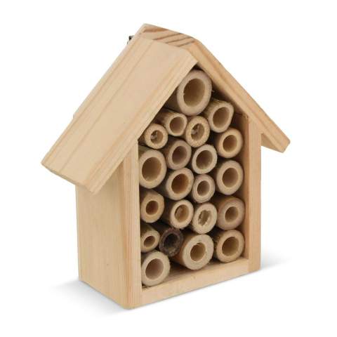 Wir stellen unsere Bienenstation vor - ein charmantes, hausförmiges Refugium für unsere Bestäuberfreunde. Sie ist aus Holz gefertigt und bietet Bienen Unterschlupf und Unterstützung und fördert die Artenvielfalt und umweltbewusste Gartenarbeit.