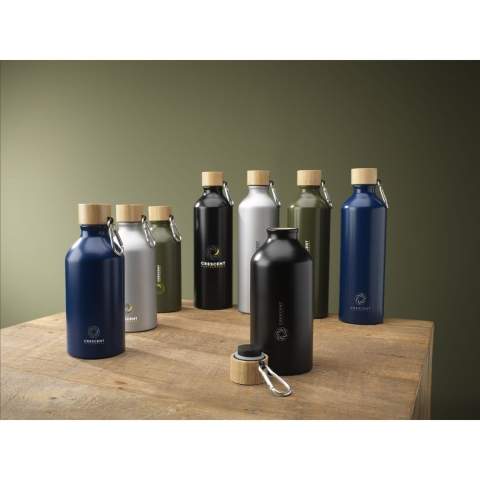 WoW! Single-walled water bottle made from recycled aluminium. With bamboo screw cap and an aluminium carabiner to easily attach the bottle to your bag or backpack. The carabiner is not to be used for climbing. You van take this ideal lightweight bottle with you everywhere. Only suitable for cold water. Leak proof. Not dishwasher-safe. GRS-certified. Total recycled material: 82%. Capacity 750 ml.     By using recycled aluminium, fewer new raw materials are used during the production of this product. This means less energy consumption and less use of water.
