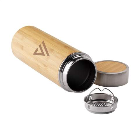 Dubbelwandige, lekvrije, vacuüm geïsoleerde RVS thermosfles/thermosbeker met bamboe afwerking. Inclusief een uitneembare RVS theezeef. Niet vaatwasserbestendig. Inhoud 360 ml. Per stuk in kraft doos.