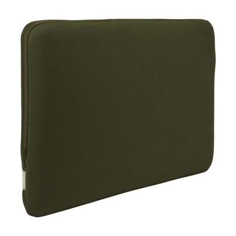 Sturdy 15.6-inch laptop sleeve from Case Logic. This thin, polyester cover is made from high-quality memory foam (6mm thick) and offers first-class protection. The soft, plush inner lining protects the laptop from scratches. The cover has a handy, asymmetrical opening with zip.
