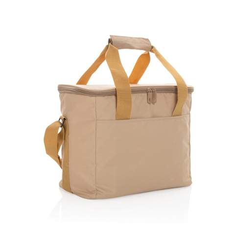 Grand sac isotherme en polyester recyclé à l’extérieur et doublure en PEVA, peut contenir jusqu'à 20 canettes. Avec une poche frontale pour un rangement supplémentaire. Tous les détails de quincaillerie sont de la même couleur que l'extérieur. Incorporant le traceur AWARE™ qui valide l'utilisation authentique de matériaux recyclés. Chaque sac a réutilisé 10,3 bouteilles PET. 2 % des recettes de chaque produit Impact vendu seront reversés à Water.org.