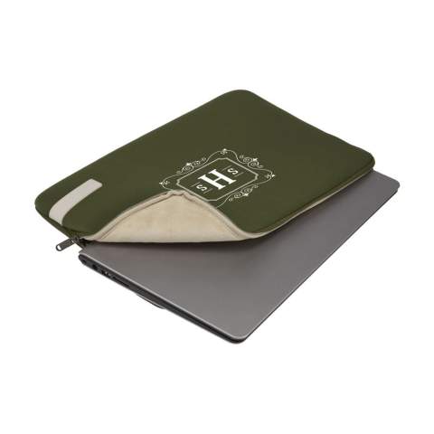 Sturdy 15.6-inch laptop sleeve from Case Logic. This thin, polyester cover is made from high-quality memory foam (6mm thick) and offers first-class protection. The soft, plush inner lining protects the laptop from scratches. The cover has a handy, asymmetrical opening with zip.