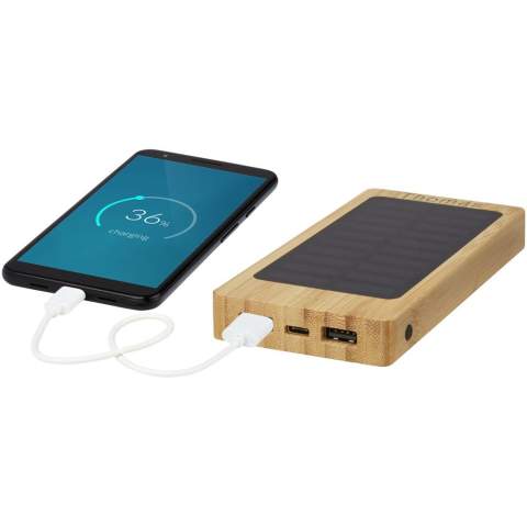 Batterie de secours en bambou de 8 000 mAh avec double sortie USB. Panneau solaire intégré pour une recharge rapide. Elle est idéale pour les activités de plein air. Entrée : 5 V/2 A Type-C, sortie 1 : USB 5 V/1 A, sortie 2 : USB 5 V/2 A. Aucun câble accessoire n'est fourni à des fins de durabilité. Livrée dans un coffret cadeau comprenant un manuel d'instructions (tous deux fabriqués à partir de matériaux durables).