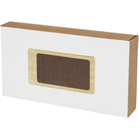 Batterie de secours en bambou de 8 000 mAh avec double sortie USB. Panneau solaire intégré pour une recharge rapide. Elle est idéale pour les activités de plein air. Entrée : 5 V/2 A Type-C, sortie 1 : USB 5 V/1 A, sortie 2 : USB 5 V/2 A. Aucun câble accessoire n'est fourni à des fins de durabilité. Livrée dans un coffret cadeau comprenant un manuel d'instructions (tous deux fabriqués à partir de matériaux durables).