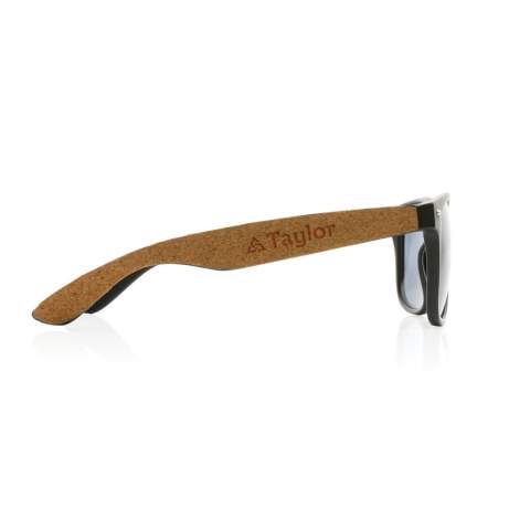 Sunglasses made with GRS certified recycled PC frame. Recycled content of frame is 100%. Total recycled content: 68% based on total item weight. GRS certification ensures a completely certified supply chain of the recycled materials. With FSC® cork detail on the outer temples. The lenses are smokey acrylic and conform EN ISO 12312-1, UV 400 and CAT 3. Packed in a FSC® kraft packaging