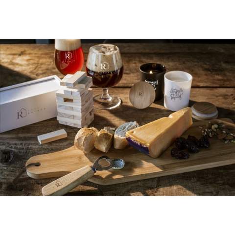 WoW! Plateau de service avec cordon en cuir. Ce plateau se marque par sa forme allongée et est parfait pour servir des tapas. Fabriqué en bambou certifié FSC 100%, attrayant et résistant. Antibactérien et facile à nettoyer. Chaque article est fourni dans une boite individuelle en papier kraft marron.