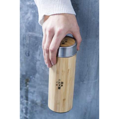 Dubbelwandige, lekvrije, vacuüm geïsoleerde RVS thermosfles/thermosbeker met bamboe afwerking. Inclusief een uitneembare RVS theezeef. Niet vaatwasserbestendig. Inhoud 360 ml. Per stuk in kraft doos.