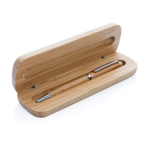 Deze prachtige bamboe pen wordt perfect gepresenteerd in een luxe bamboe geschenkdoos. De pen is voorzien van Duitse Dokumental®-inkt en heeft een schrijflengte van 800 meter.