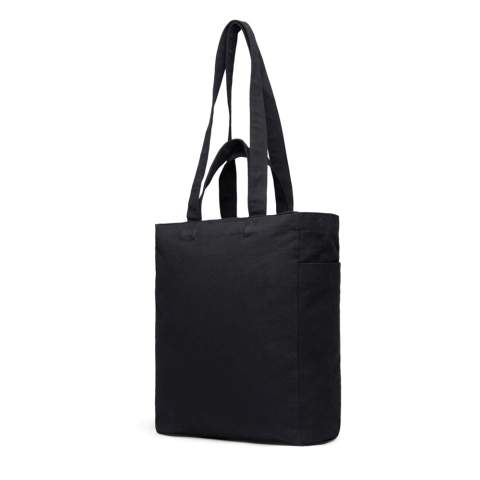 Transportez vos essentiels quotidiens avec le fourre-tout Hilo à fermeture éclair. Ce fourre-tout associe des matériaux robustes à un design intemporel. Il est doté d'une fermeture à glissière pour un rangement sécurisé, de poignées supérieures et de bandoulières pour un transport polyvalent. Deux poches extérieures ouvertes à chaque extrémité permettent d'accéder facilement aux objets essentiels, ce qui le rend parfait pour les courses quotidiennes ou un usage professionnel. La toile recyclée utilisée dans le sac est non teintée et dans sa forme brute, sans produits chimiques de teinture ou de blanchiment, ce qui en fait un choix à faible impact. La composition du sac est composée à 100 % de matériaux recyclés, soulignant notre engagement en faveur d'un approvisionnement responsable. Le fourre-tout est également doté de la technologie de traçage AWARE™, validant l'utilisation authentique de matériaux recyclés. 2 % des recettes de chaque produit Impact vendu seront reversés à Water.org
