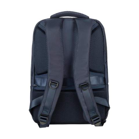 Laptop-Rucksack der italienischen Marke Tucano. Der moderne, kompakte Rucksack ist aus recyceltem Kunststoff hergestellt, darunter 20 recycelte PET-Flaschen. Das geräumige Fach ist mit einem Netzfach mit Reißverschluss ausgestattet und verfügt über ein stoßfestes Fach für Laptops bis zu 15,6 Zoll oder MacBook Pro 16 Zoll. Die Reißverschlussfächer an der Vorderseite, eines davon mit zwei Einsteckfächern, eignen sich zur Aufbewahrung von Accessoires, die Sie schnell zur Hand haben möchten. Auf der Rückseite befindet sich ein verstecktes Reißverschlussfach für den sicheren Transport von persönlichen Gegenständen und Reisedokumenten. Komplett gefüttert. Die verstellbaren, gepolsterten Schultergurte und die ergonomisch geformte Rückseite sind mit atmungsaktivem Mesh ausgestattet und sorgen für zusätzlichen Tragekomfort. Mit praktischem Trolley-Gurt und auffälligen, hochwertigen Reißverschlüssen. Fassungsvermögen ca. 17 Liter.