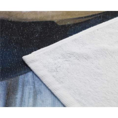 Luxe strandlaken inclusief je eigen unieke full-colour opdruk. Bestaat uit 30% RPET, 10% polyester en 60% katoen (350 g/m²). De handdoek is licht in gewicht en absorbeert prima. Comfortabel en zacht. Per stuk verpakt in cellofaan.
