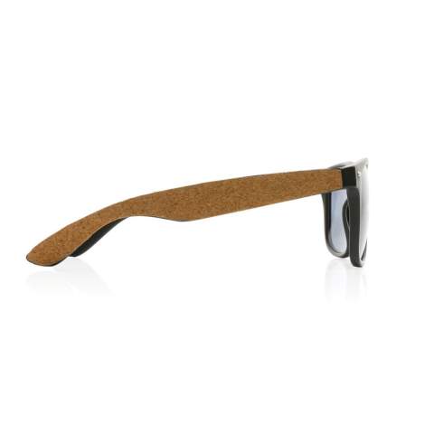Sunglasses made with GRS certified recycled PC frame. Recycled content of frame is 100%. Total recycled content: 68% based on total item weight. GRS certification ensures a completely certified supply chain of the recycled materials. With FSC® cork detail on the outer temples. The lenses are smokey acrylic and conform EN ISO 12312-1, UV 400 and CAT 3. Packed in a FSC® kraft packaging