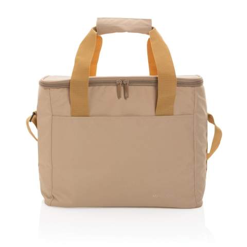 Grand sac isotherme en polyester recyclé à l’extérieur et doublure en PEVA, peut contenir jusqu'à 20 canettes. Avec une poche frontale pour un rangement supplémentaire. Tous les détails de quincaillerie sont de la même couleur que l'extérieur. Incorporant le traceur AWARE™ qui valide l'utilisation authentique de matériaux recyclés. Chaque sac a réutilisé 10,3 bouteilles PET. 2 % des recettes de chaque produit Impact vendu seront reversés à Water.org.