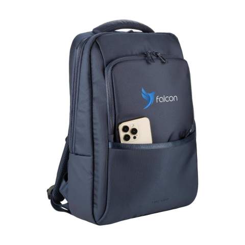 Laptop-Rucksack der italienischen Marke Tucano. Der moderne, kompakte Rucksack ist aus recyceltem Kunststoff hergestellt, darunter 20 recycelte PET-Flaschen. Das geräumige Fach ist mit einem Netzfach mit Reißverschluss ausgestattet und verfügt über ein stoßfestes Fach für Laptops bis zu 15,6 Zoll oder MacBook Pro 16 Zoll. Die Reißverschlussfächer an der Vorderseite, eines davon mit zwei Einsteckfächern, eignen sich zur Aufbewahrung von Accessoires, die Sie schnell zur Hand haben möchten. Auf der Rückseite befindet sich ein verstecktes Reißverschlussfach für den sicheren Transport von persönlichen Gegenständen und Reisedokumenten. Komplett gefüttert. Die verstellbaren, gepolsterten Schultergurte und die ergonomisch geformte Rückseite sind mit atmungsaktivem Mesh ausgestattet und sorgen für zusätzlichen Tragekomfort. Mit praktischem Trolley-Gurt und auffälligen, hochwertigen Reißverschlüssen. Fassungsvermögen ca. 17 Liter.