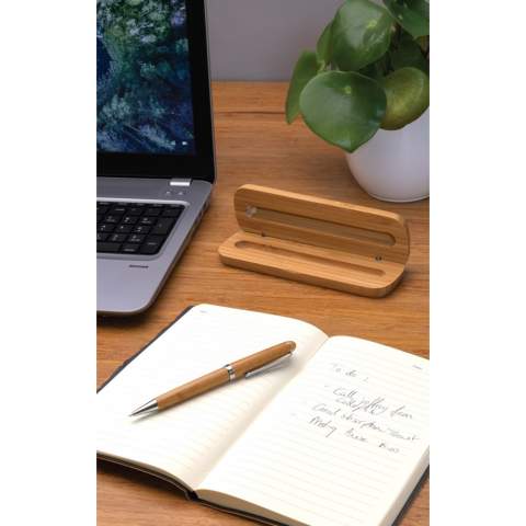 Deze prachtige bamboe pen wordt perfect gepresenteerd in een luxe bamboe geschenkdoos. De pen is voorzien van Duitse Dokumental®-inkt en heeft een schrijflengte van 800 meter.