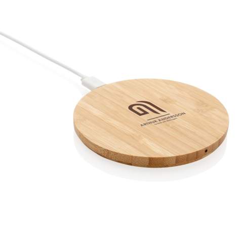 Chargeur sans fil de 5W en bambou certifié FSC® 100%. Compatible avec tous les appareils compatibles QI comme Android dernière génération, Iphone 8 et plus. Entrée: 5V/2A.  Induction : 5V/1A - 5W. Article et accessoires 100% sans PVC. Emballé dans une boite FSC®Mix. Câble micro USB en TPE  recyclé RCS de 150 cm inclus.<br /><br />WirelessCharging: true<br />PVC free: true