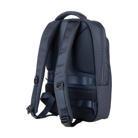 Laptop-Rucksack der italienischen Marke Tucano. Der moderne, kompakte Rucksack ist aus recyceltem Kunststoff hergestellt, darunter 20 recycelte PET-Flaschen. Das geräumige Fach ist mit einem Netzfach mit Reißverschluss ausgestattet und verfügt über ein stoßfestes Fach für Laptops bis zu 15,6 Zoll oder MacBook Pro 16 Zoll. Die Reißverschlussfächer an der Vorderseite, eines davon mit zwei Einsteckfächern, eignen sich zur Aufbewahrung von Accessoires, die Sie schnell zur Hand haben möchten. Auf der Rückseite befindet sich ein verstecktes Reißverschlussfach für den sicheren Transport von persönlichen Gegenständen und Reisedokumenten. Komplett gefüttert. Die verstellbaren, gepolsterten Schultergurte und die ergonomisch geformte Rückseite sind mit atmungsaktivem Mesh ausgestattet und sorgen für zusätzlichen Tragekomfort. Mit praktischem Trolley-Gurt und auffälligen, hochwertigen Reißverschlüssen. Fassungsvermögen ca. 17 Liter.