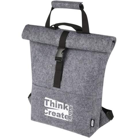 Multifunktionaler und modischer Rolltop-Rucksack und Fahrradtasche in einem. Aus hochwertigem, weichem und strapazierfähigem GRS-zertifiziertem, recyceltem Filz. Ausgestattet mit einem großen Hauptfach, einer Vordertasche, verstellbaren Schultergurten und 3 Klettverschlussgurten, mit denen die Tasche auf dem Gepäckträger eines Fahrrads befestigt werden kann. Die Schultergurte lassen sich leicht in ein langes Tragegriffsystem umwandeln oder so bündeln, dass sich die Gurte nicht in einem Fahrradrad verfangen können.